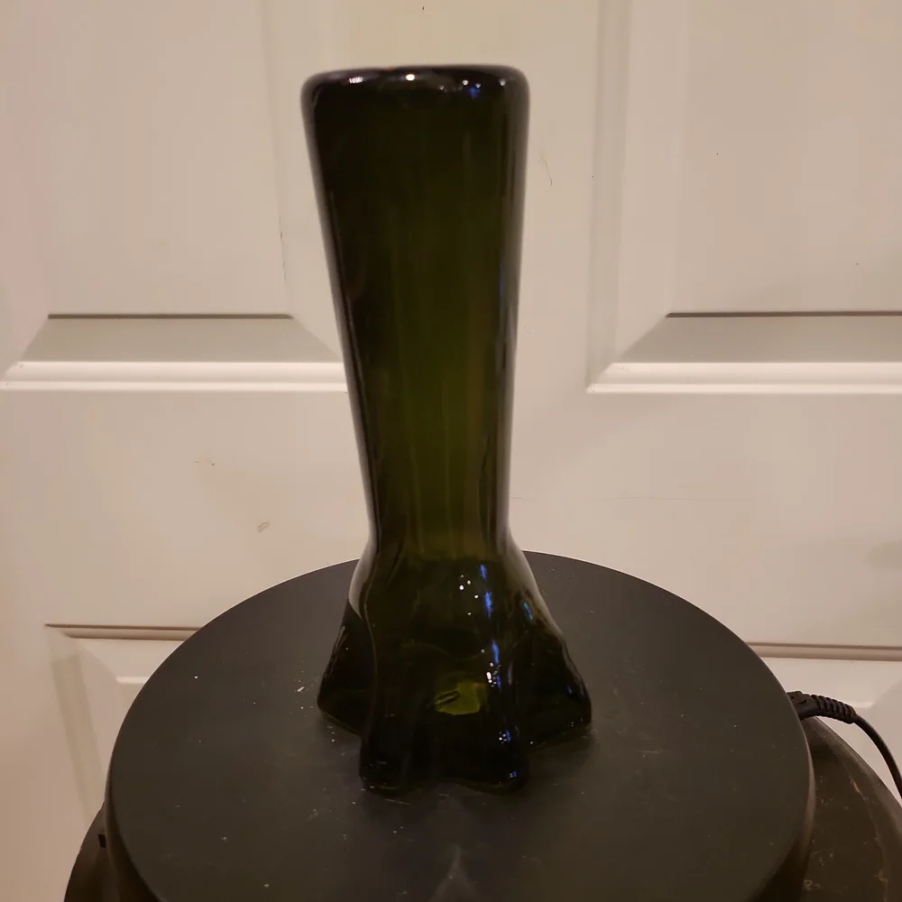 Vintage Green Glass Hand Blown Artisan Handkerchief Vase 8.25" - Picture 9 of 10